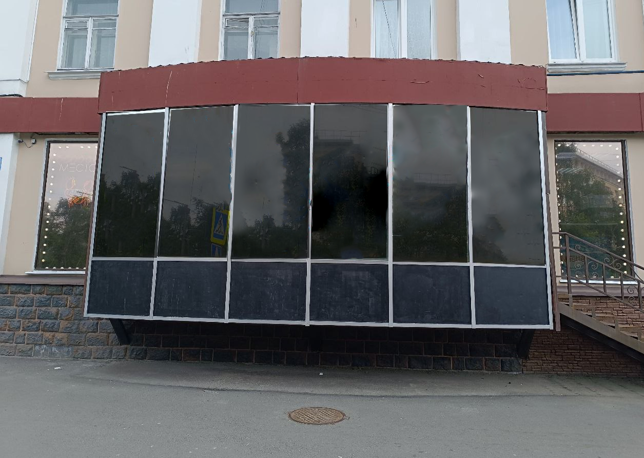 Входная группа кафе до неонового оформления